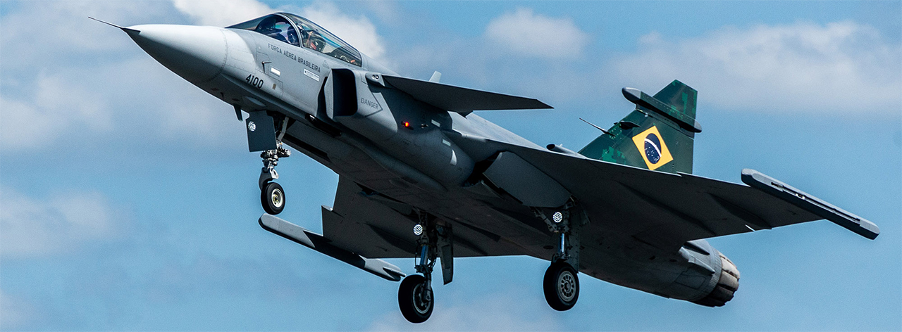 Caça Gripen voa pela primeira vez no Brasil e é duas vezes mais rápido que o som