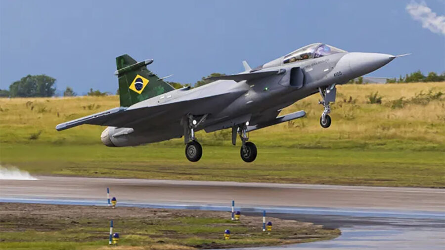 Caça Gripen voa pela primeira vez no Brasil e é duas vezes mais rápido que o som