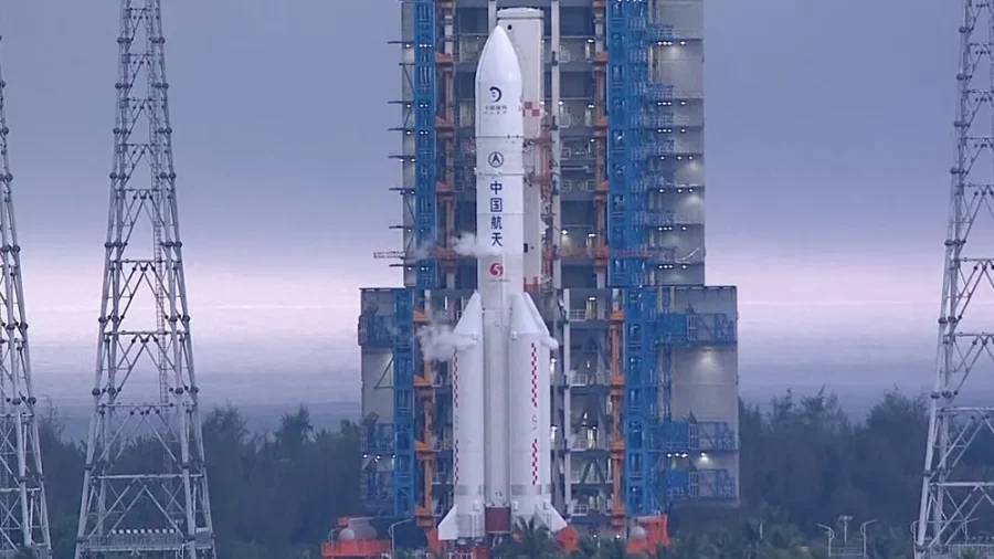 China lança missão não tripulada para coletar amostras do lado oculto da Lua