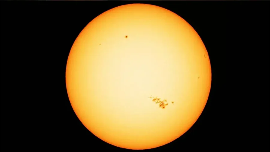 Mancha solar responsável pelas recentes auroras boreais cresceu tanto que os astrônomos temem um apagão global