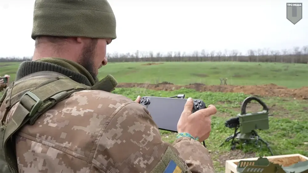 soldado Ucraniano usando o steam deck no campo de batalha