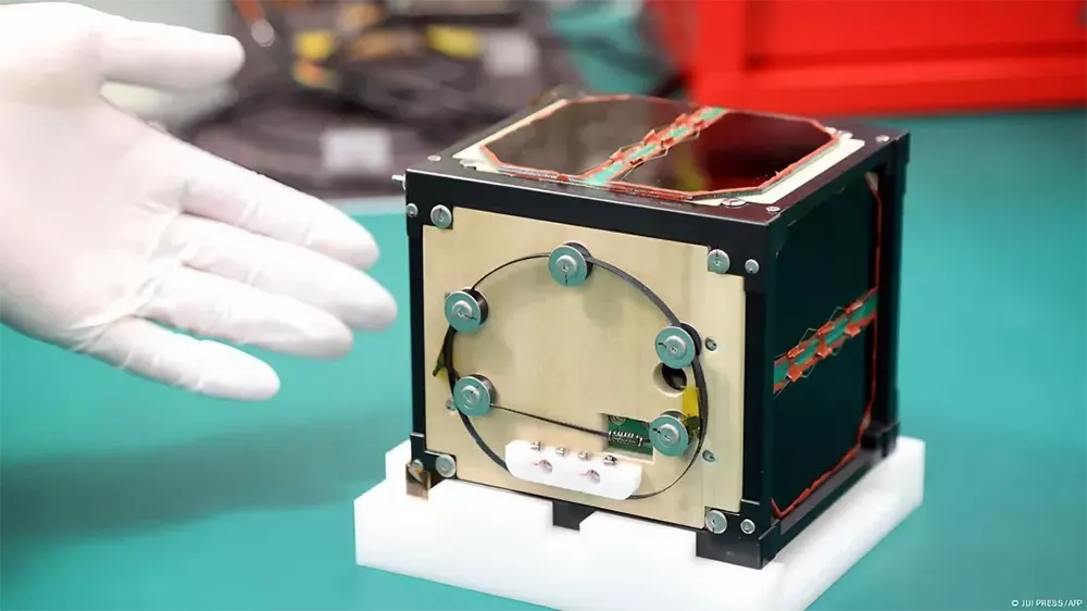 Primeiro satélite de madeira