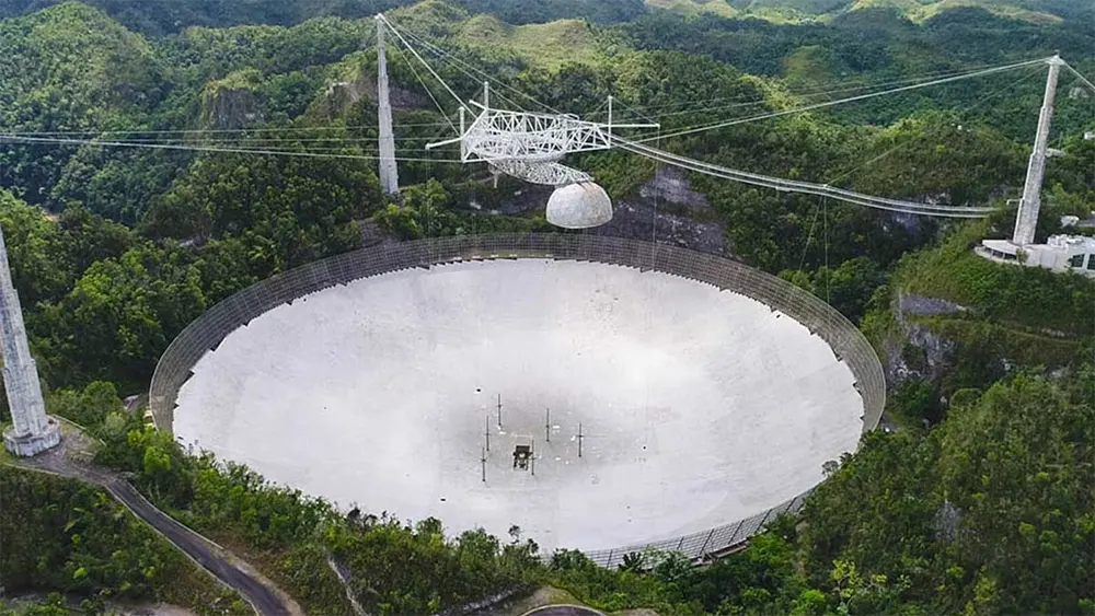 Radiotelescópio no observatório de Arecibo