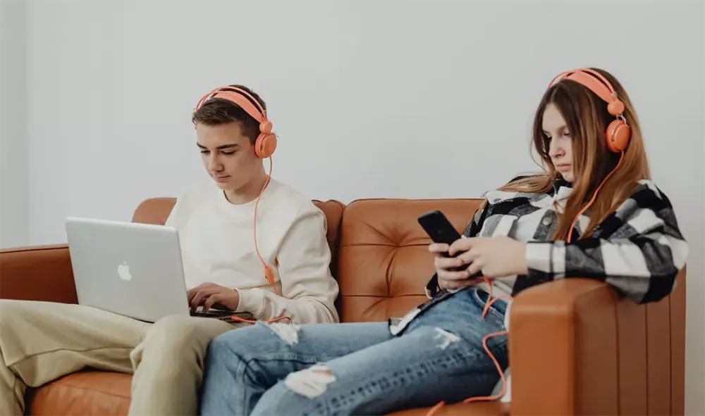 Austrália proíbe jovens de 16 anos de usar redes sociais