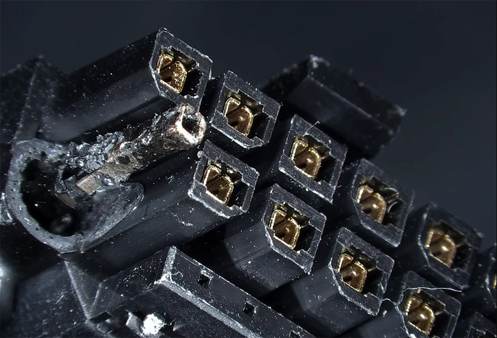 conector 12V-2x6 GeForce RTX 5090