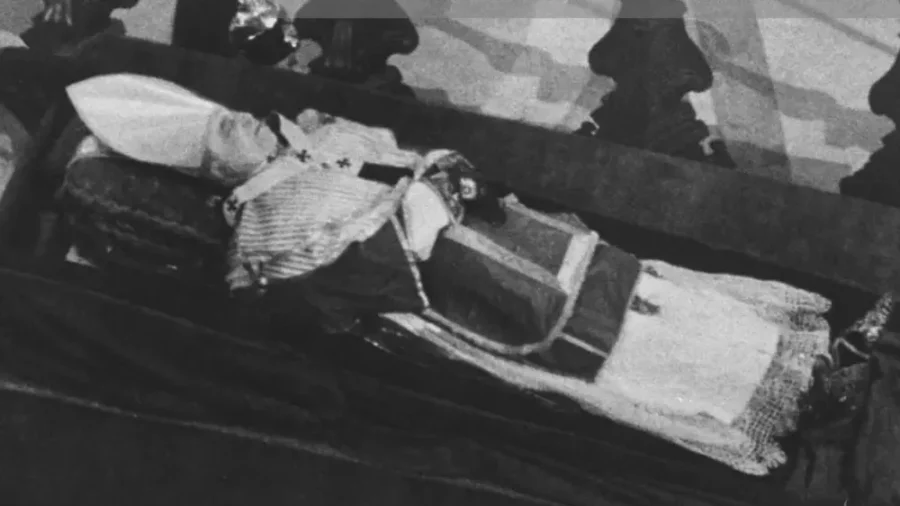 Conheça a história do Papa Pio XII, que “explodiu” durante seu velório após técnica malsucedida de embalsamamento