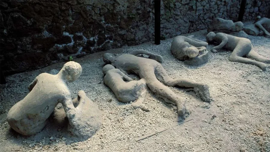 Nova descoberta em Pompeia revela que uma família tentou se salvar da erupção usando uma cama como barreira