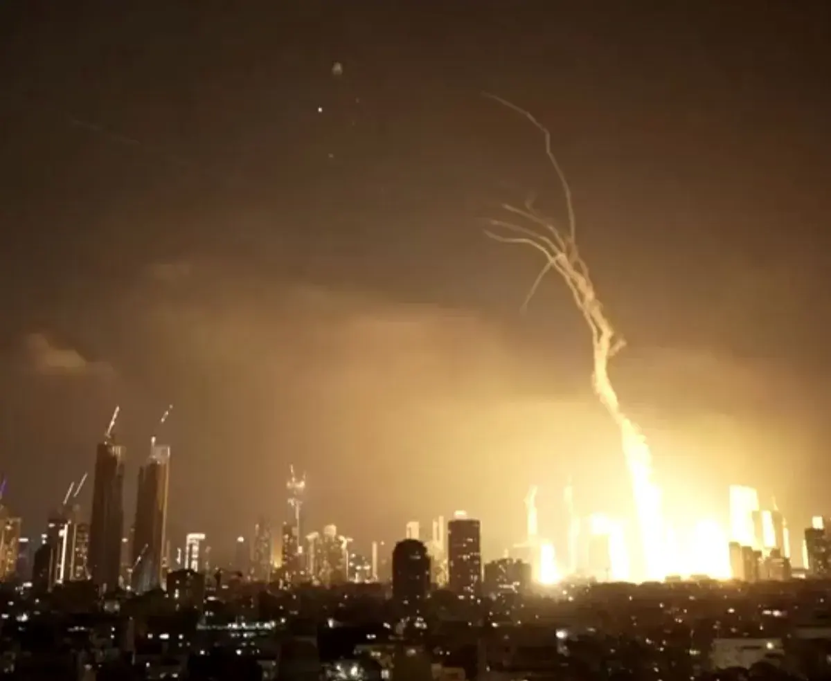 Explosão registrada em Tel Aviv, em Israel, após ataque do Irã