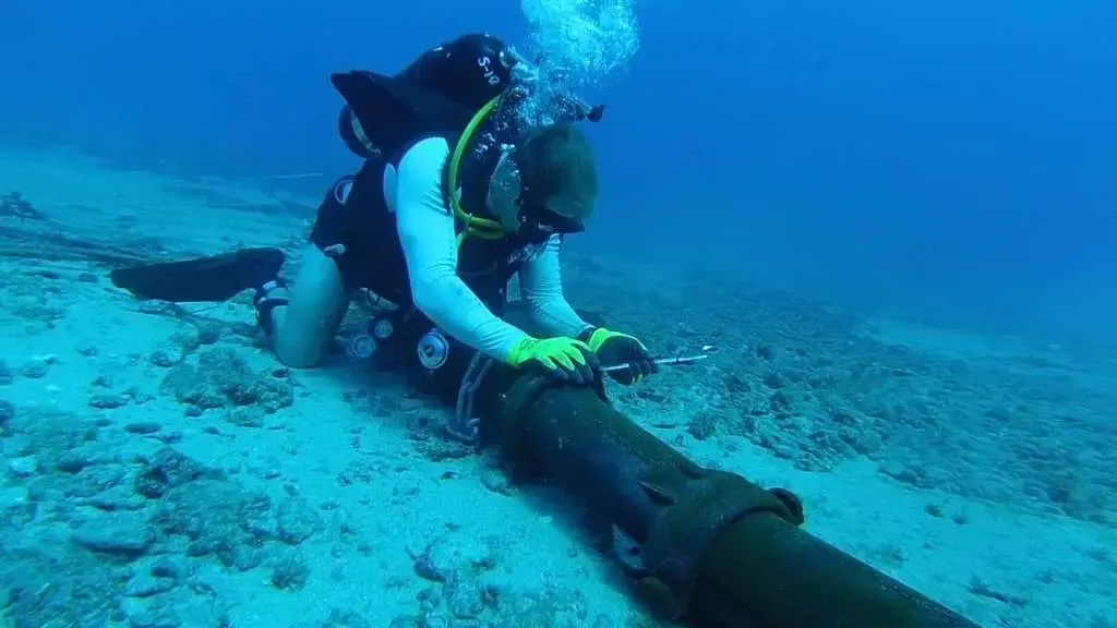 china cortando cabos submarinos