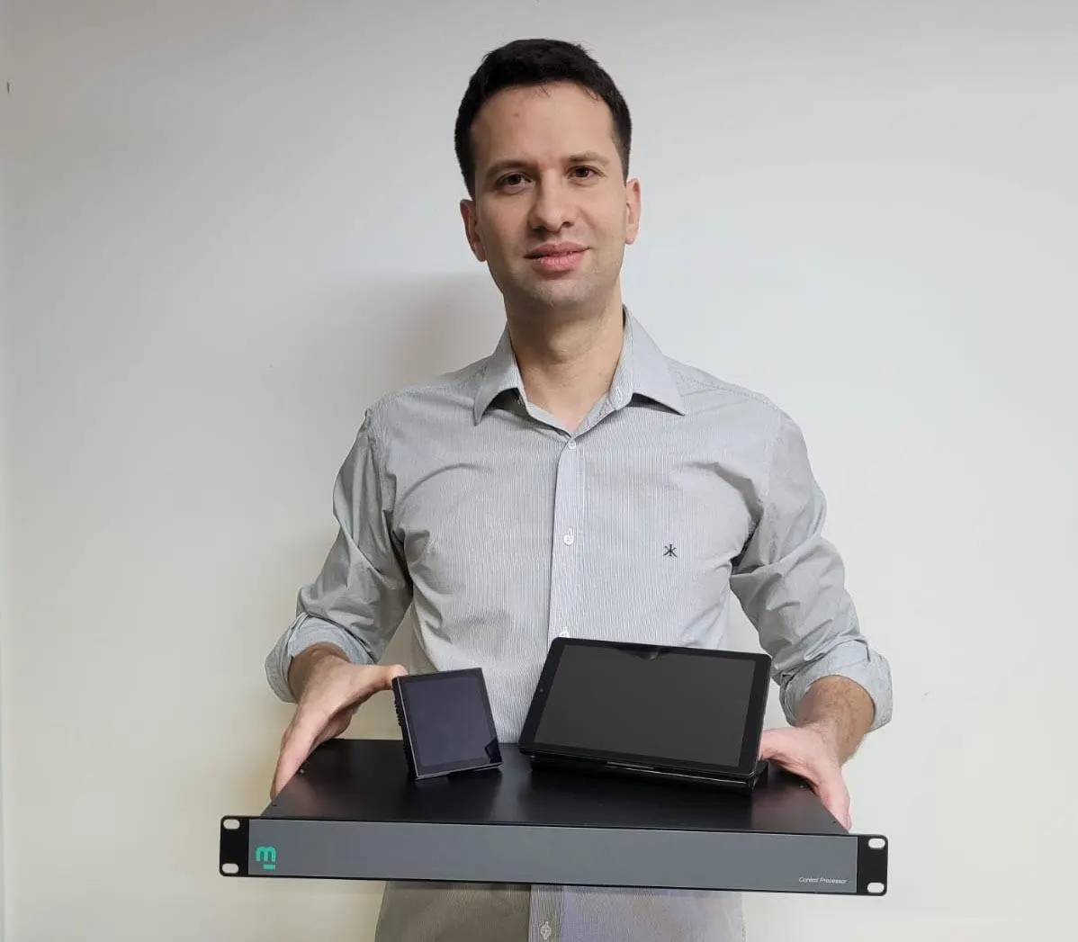 Pedro Retes demonstra os produtos criados pela Wave