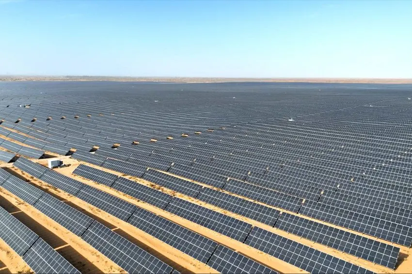 painéis solares no deserto